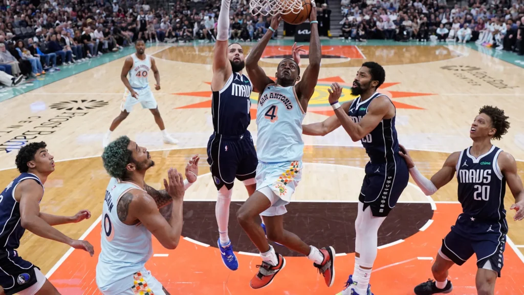 De'Aaron Fox out for the season