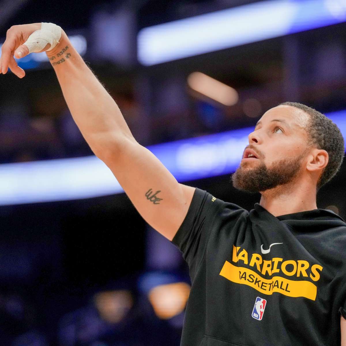 steph curry injured with a thumb injury