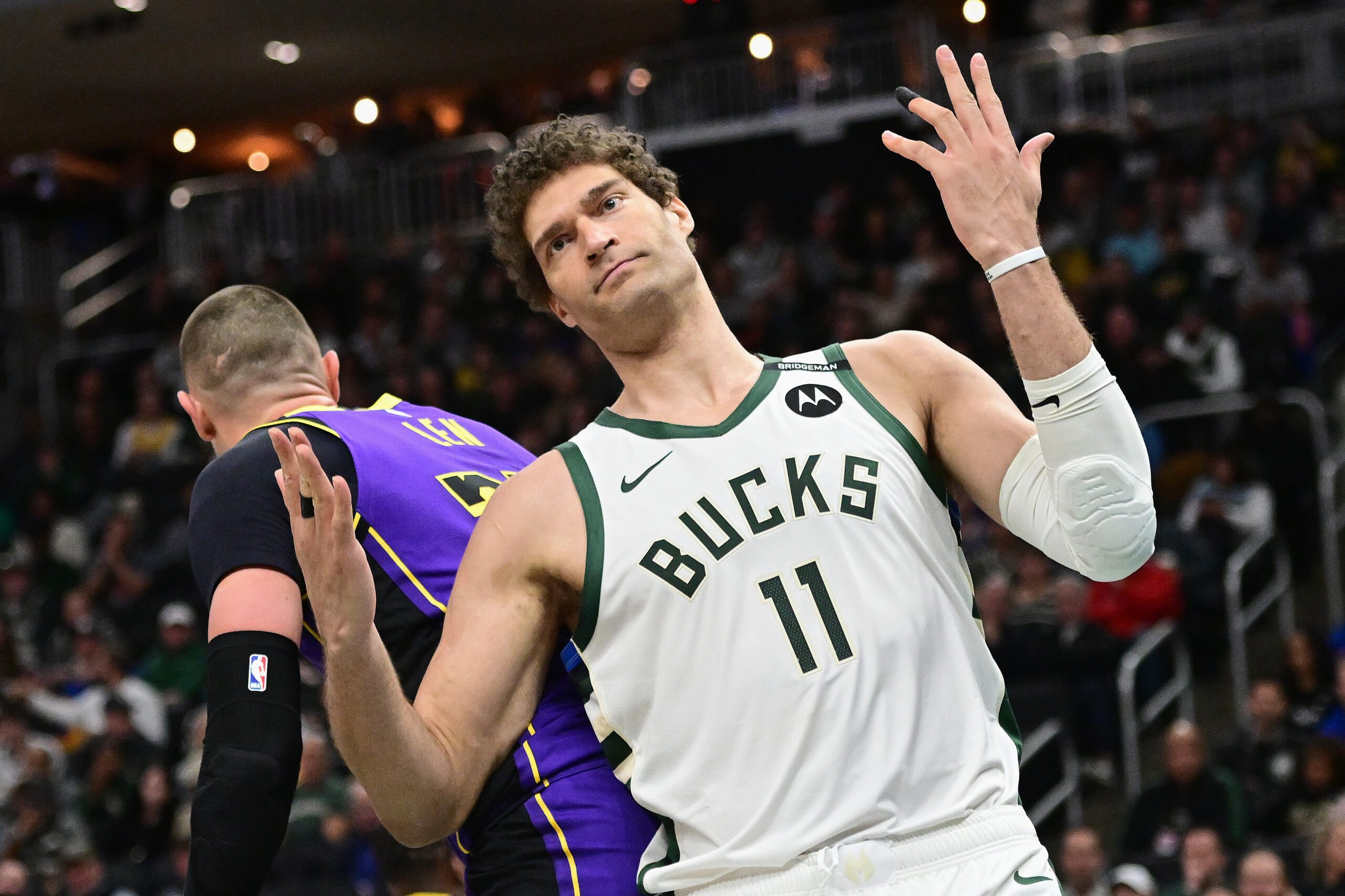 Buck Block Exit: Lopez Joins Clippers