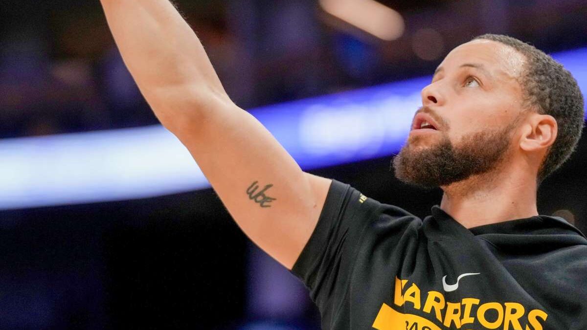 steph curry injured with a thumb injury